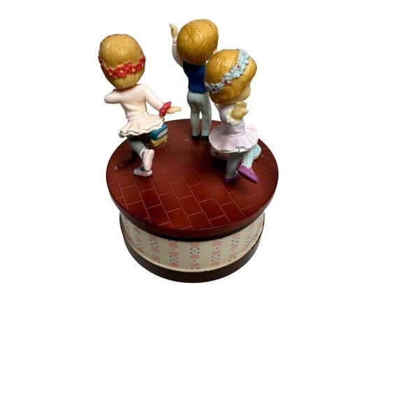 Merton Vtg 1984 “It’s A Small World” children dancing music box. #M-1880 - Picture 4 of 7